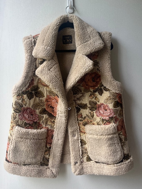 26 International Jackets & Blazers - Flower Tapestry Sherpa Vest, 26 International Outdoor Collection, size L